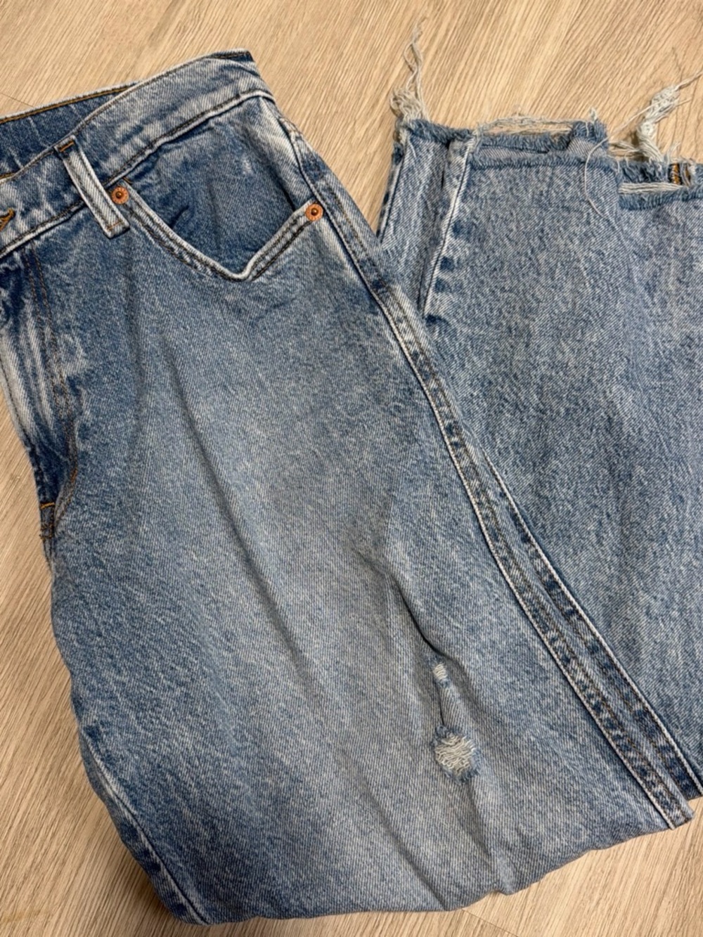 Lucky Brand - Mid-Rise Classic Light Wash Distressed Jeans size 4